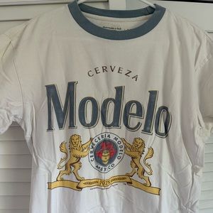 Modelo Graphic Tee
